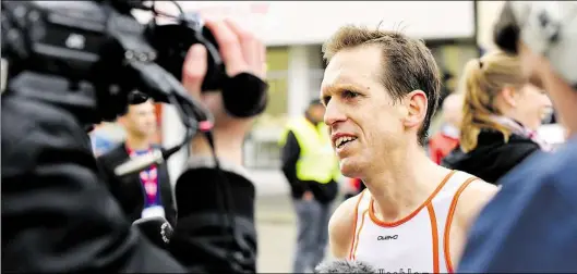  ?? BILD: AHLERS ?? Im Fokus: Georg Diettrich absolviert­e nach seinem Sieg über 42,195 Kilometer noch einen Interview-Marathon.