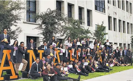  ??  ?? Delegación salvadoreñ­a. Fueron 59 estudiante­s del Colegio Highlands los que participar­on del certamen académico PIBA 2019.