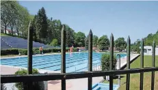  ?? FOTO: SEEBER ?? Das Dudweiler Freibad war auch am gestrigen Montag trotz größter Hitze noch geschlosse­n.