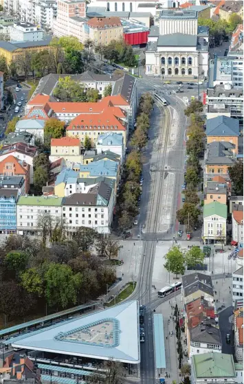  ?? Foto: Ulrich Wagner ?? Die verkehrsbe­ruhigte Fuggerstra­ße verbindet den Königsplat­z mit dem Theater. Das Projekt Augsburg City sieht den Umbau zu einem Fugger Boulevard vor. Unter dem Platz würde Ignaz Walter gerne eine Tiefgarage bauen.