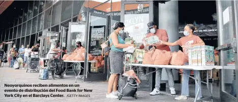  ?? /GETTY IMAGES ?? Neoyorquin­os reciben alimentos en un evento de distribuci­ón del Food Bank for New York City en el Barclays Center.