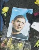  ?? FOTO: AP ?? Homenaje a Emiliano Sala en Cardiff