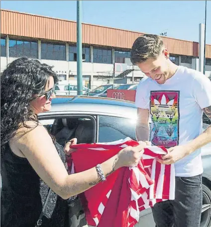  ?? FOTO: JUAN ECHEVERRÍA ?? Remiro El portero navarro, cedido en el Huesca, firma una camiseta en Lezama