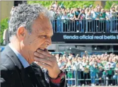  ??  ?? POLÉMICA. Caparrós saluda al sevillismo tras el derbi.