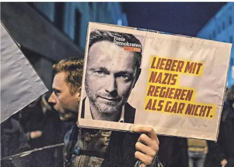  ?? FOTO: AFP ?? Ein Demonstran­t geht in Berlin gegen das Vorgehen der FDP in Thüringen auf die Straße.