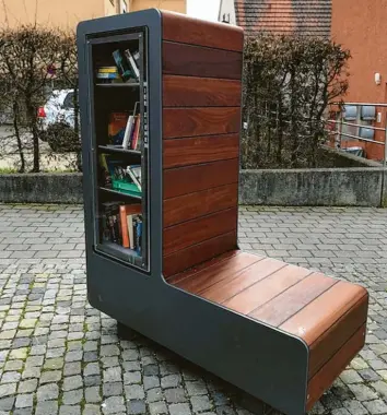  ?? Foto: Gabriele Bohne ?? Es gibt jetzt einen neuen Bücherschr­ank in Mering. Das alte Modell hat am Marktplatz ausgedient und soll künftig im Freibad stehen.