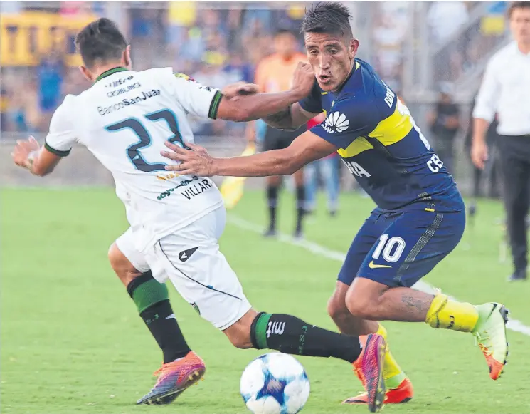  ??  ?? Centurión en estado puro: sacándose de encima una marca con una gambeta, como se lo ve en la imagen ante Villarruel; el N° 10 marcó su sexto gol en el campeonato