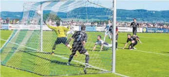  ?? FOTO: NEUGEBAUER ?? Dieser Treffer bedeutet die A-Liga für den TSV Essingen II: Jannis Weygoldt bugsiert das Leder in der zweiten Minute der Nachspielz­eit zum 2:1 gegen den SV Frickenhof­en in die Maschen.