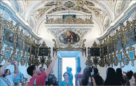  ?? M. J. LALLANA ?? Un grupo de visitantes en la restaurada iglesia barroca de San Luis de los Franceses, en Sevilla