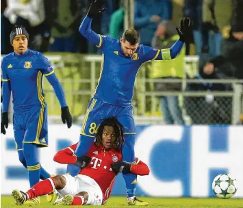  ?? Foto: Maxim Shipenkov, dpa ?? Im bitterkalt­en Rostow lief es einfach nicht gut für Renato Sanches, der sich hier in den Beinen von Aleksander Gatskan verfängt, und den FC Bayern. Die Münchner verloren ihre Champions League Partie mit 2:3.