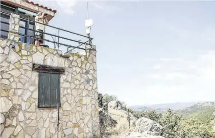  ?? SILVIA S.F. ?? Uno de los trabajador­es de una torre de vigilancia, este verano en su puesto.