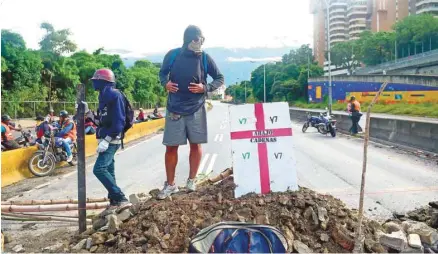  ?? RONALDO SCHEMIDT AGENCE FRANCE-PRESSE ?? Dans plusieurs quartiers de Caracas et d’autres villes, les rues étaient bloquées par des barricades depuis le matin.