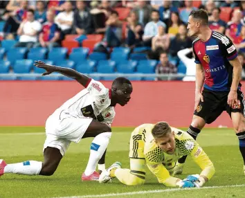  ?? KEYSTONE ?? Chadrac Akolo markiert das 1:1, Tomas Vaclik und Taulant Xhaka (v. l.) haben das Nachsehen.