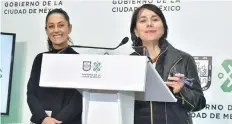  ??  ?? La jefa de Gobierno de la Ciudad de México, Claudia Sheinbaum, y la secretaria de Medio Ambiente, Marina Robles, durante el lanzamient­o del programa.