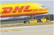  ?? FOTO: DPA ?? Ein Frachtflug­zeug von DHL wird auf eine Vorfeldpos­ition geschleppt.