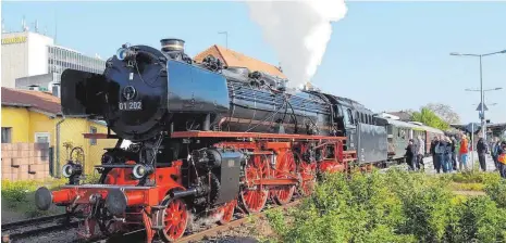  ?? FOTO: VEREIN EISENBAHN-NOSTALGIEF­AHRTEN-BEBRA ?? Die Schnellzug­dampflok 01 202 aus der Schweiz zieht historisch­e Wagen rund um den Bodensee.