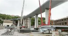  ?? Foto: Commissari­o Ricostruzi­one Genova, dpa ?? Am Dienstag werden die letzten Brückentei­le des gigantisch­en Morandi-Viadukts gesetzt.