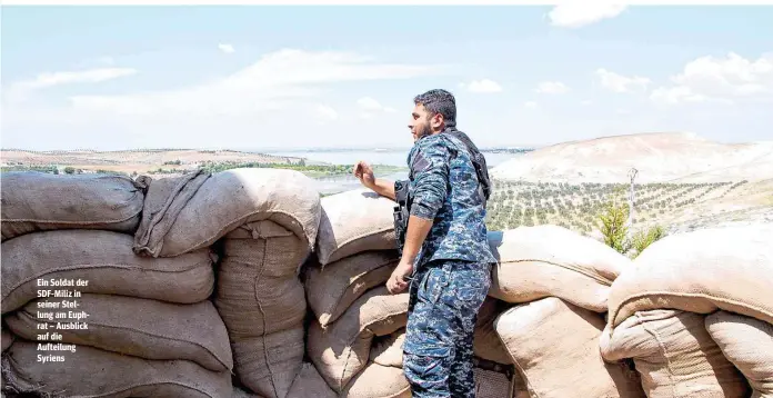 ??  ?? Ein Soldat der SDF-Miliz in seiner Stellung am Euphrat – Ausblick auf die Aufteilung Syriens