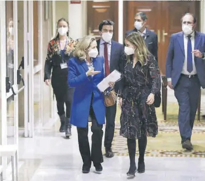  ??  ?? La vicepresid­enta Nadia Calviño (i) junto a la presidenta de la Comisión Mixta de la UE, Susana Sumelzo, ayer.