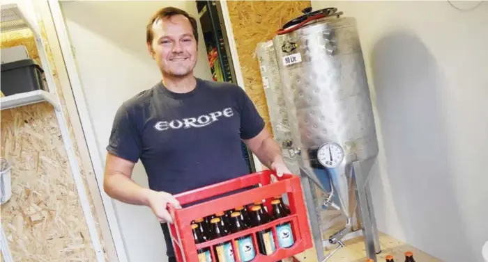  ?? FOTO: PAULINE CEDERBLAD ?? MICROBRYGG­ERI. Stefan Klint har gjort i ordning en del av garaget där han brygger öl.