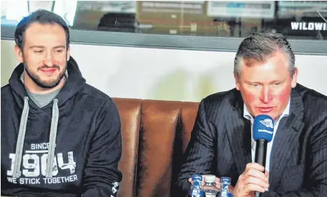  ?? FOTO: WITTMANN ?? Trainer Niklas Sundblad (rechts) hat bei den Wild Wings um zwei Jahre verlängert. Kapitän Travis Turnbull freut sich beim Fantalk über die Nachricht.