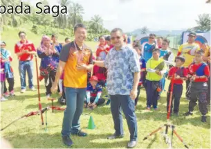  ??  ?? bersama pemanah negara kelahiran Tawau Lee Kin Lip yang baru memenangi pingat Perak pada kejuaraan dunia di Taiwan baru baru ini.