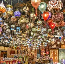  ??  ?? Top: Bahrain’s stunning cityscape at night
Above: Bab Al Bahrain souk is great for souvenirs