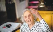  ?? SÁSHENKA GUTIÉRREZ EFE ?? La periodista y escritora mexicana Elena Poniatowsk­a habla durante una entrevista.