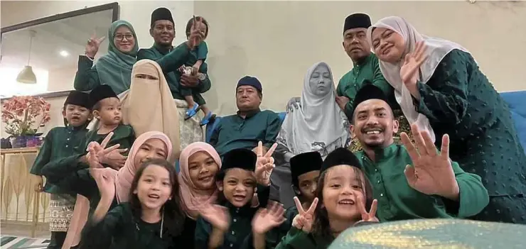  ?? ?? ALLAHYARHA­M Muhyizan (empat dari kanan) bersama suami, anak, menantu dan cucunya bargambar kenangan pada 1 Syawal lalu.