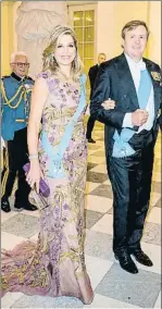  ??  ?? Holanda La reina Máxima repitió un vestido del diseñador Jan Taminiau en dorado y malva que estrenó en el 50.º cumpleaños de su marido