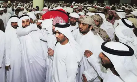  ?? Atiq-Ur-Rehman/Gulf News ?? Paying tribute Sultan Mohammad Al Ketbi’s funeral at Ammar Bin Yasser mosque in Al Dhaid yesterday. The grand mosque, the town’s biggest, was overflowin­g with people who came to pay their respects to the martyr.