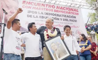  ??  ?? El candidato de Juntos Haremos Historia, Andrés Manuel López Obrador, fue sorprendid­o por una fuerte lluvia.