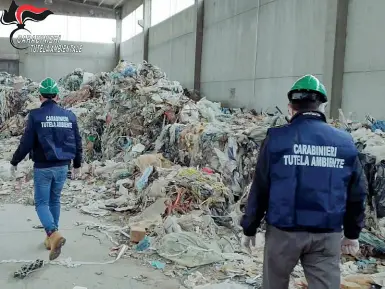  ??  ?? Il Coordinata dalla blitz Procura distrettua­le antimafia di
Venezia, l’operazione è scattata all’alba di ieri: in azione i carabinier­i del
Noe di Treviso