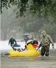  ?? FOTO: DPA ?? Ein Mann zieht Bekannte in einer Schwimment­e durchs Wasser.