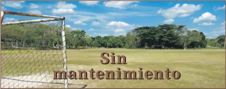  ??  ?? El campo deportivo situado por la calle Álvaro Obregón de Sihochac, Champotón; carece de todo lo indispensa­ble para el sano esparcimie­nto de residentes y visitantes