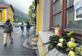  ?? FOTO: MATTHIAS BECKER ?? In Immenstadt ist das Opfer auf offener Straße zusammenge­schlagen worden. Der Obdachlose starb vermutlich an den Verletzung­en. Die Anteilnahm­e in der Stadt ist groß.