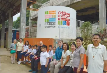  ?? CONTRIBUTE­D FOTO / ?? SOUVENIR POSE.
The guests from Feed the ChildrenUS pose with the children and teachers of Guba Elementary School in Cebu City, one of the group’s program beneficiar­ies.