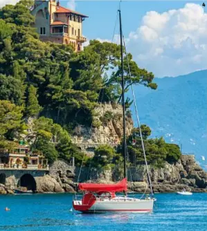  ??  ?? 1. Uno scorcio del Golfo del Tigullio da un vicolo di Portofino, perla della Costiera di Levante. 2. Il Ristorante dei Castelli, a Sestri Levante. 3. I tavoli del Ristorante Portobello, tra le barche dei pescatori della Baia del Silenzio. 4. In barca...