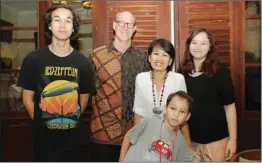  ?? MIFTAHULHA­YAT/JAWA POS ?? GLOBAL CITIZEN: Rulita Anggraini dan suaminya, Mark Winkel, bersama tiga buah hati mereka di kediamanny­a di kawasan Manggarai, Jakarta.