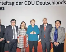  ??  ?? ► La directiva DC junto a Angela Merkel.