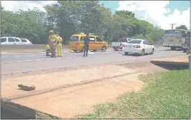  ??  ?? Policías y bomberos acordonan el sitio donde quedó el cadáver de la víctima, en medio de la ruta.