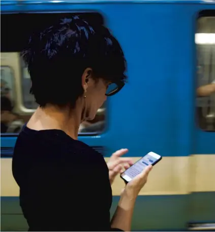 ?? PHOTO AGENCE QMI, CHARLOTTE R. CASTILLOUX ?? L’utilisatio­n du cellulaire n’est actuelleme­nt possible que dans 50 % des stations de métro de Montréal.