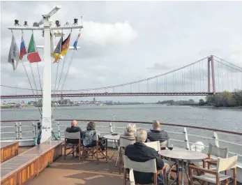  ?? FOTOS: BIKÖ ?? Eine der vielen kleinen Sensatione­n: Die A-Rosa Silva passiert die längste Hängebrück­e Deutschlan­ds.
