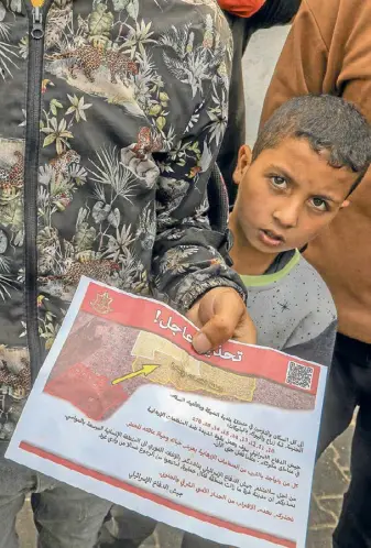  ?? ?? Per Flugblatt werden Bewohner von Rafah aufgerufen, Richtung Mittelmeer zu fliehen.