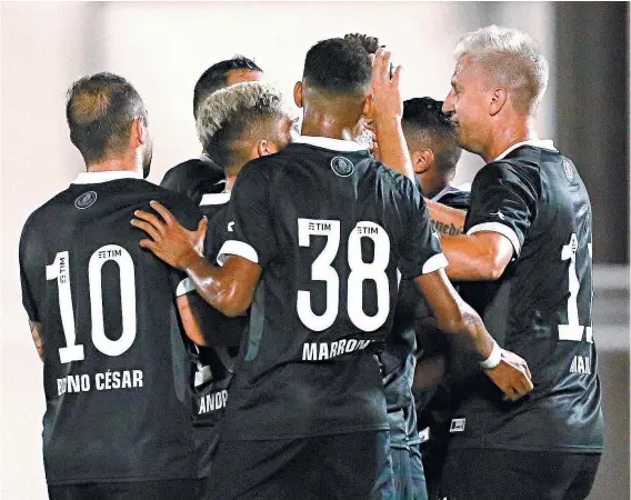  ??  ?? Jogadores do Vasco festejam o primeiro gol em Juazeiro, de Yan Sasse: classifica­ção dramática para a segunda etapa da Copa do Brasil