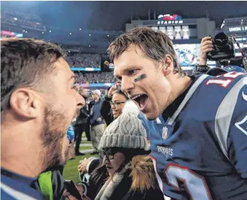  ?? FOTO: DPA ?? Tom Brady lag mit seinem Team schon zurück – doch dann drehte der angeschlag­ene Quarterbac­k auf.