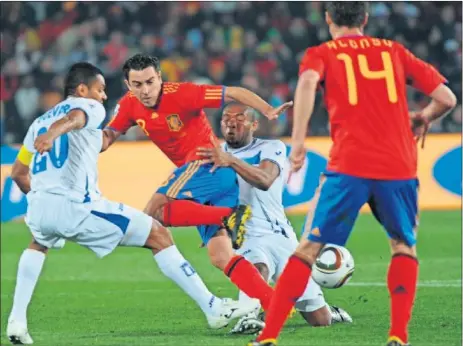  ??  ?? Xavi Hernández jugó ante Honduras por delante del doble pivote formado por Busquets-Alonso y Luis Aragonés dijo que esa no era su demarcació­n ideal.