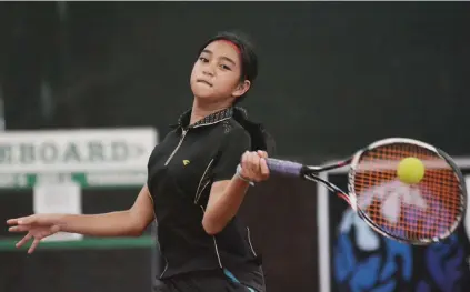  ?? CAMPAÑA SUNSTAR FOTO/AMPER ?? RETURN. Angela Buyante goes for a winner against Andrea Pauline Trajano during their match in the 4th Globe CitiGreen Junior tennis tournament 2018.