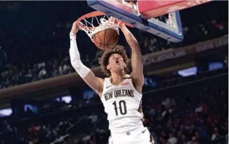  ??  ?? Jaxson Hayes, de New Orleans, ejecuta un donqueo en el partido de anoche frente a los Knicks de Nueva York .