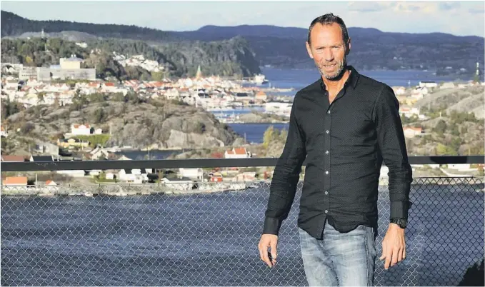  ?? FOTO: TORE ØYVIND MOEN ?? HELÅRSPLAN­ER: Ivar Tollefsen på Kragerø Resort på Stabbestad hvor utsikten er strålende mot både Tåtøy og Kragerø by.